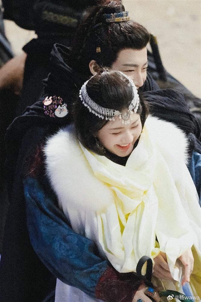 Lộ cảnh Triệu Lộ Tư và Lưu Vũ Ninh thân mật trên phim trường, cư dân mạng bật chế độ hóng phim-1