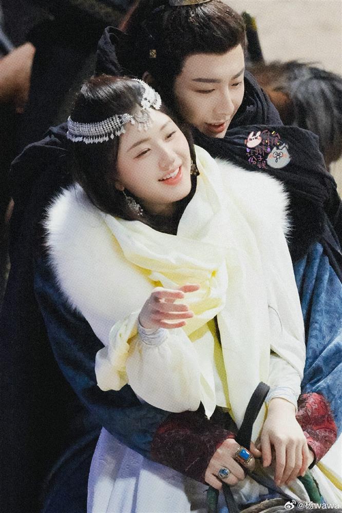 Lộ cảnh Triệu Lộ Tư và Lưu Vũ Ninh thân mật trên phim trường, cư dân mạng bật chế độ hóng phim-2