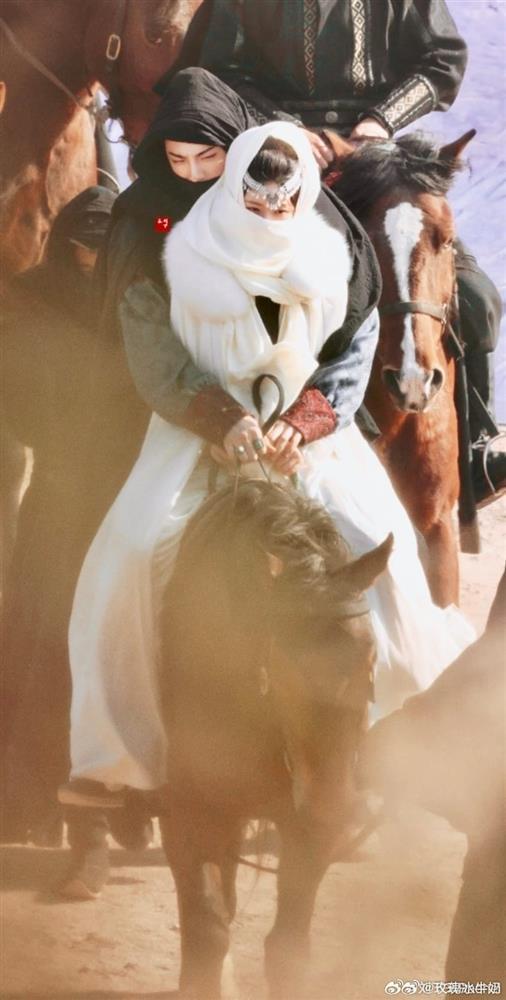 Lộ cảnh Triệu Lộ Tư và Lưu Vũ Ninh thân mật trên phim trường, cư dân mạng bật chế độ hóng phim-4