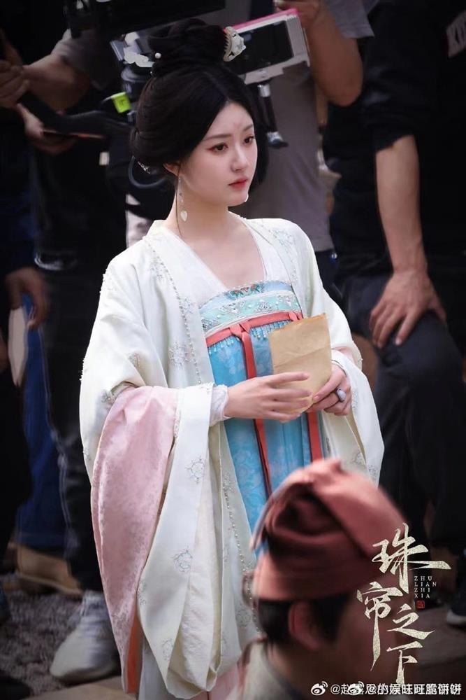 Lộ cảnh Triệu Lộ Tư và Lưu Vũ Ninh thân mật trên phim trường, cư dân mạng bật chế độ hóng phim-5