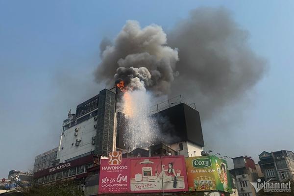 Nhân chứng kể lại khoảnh khắc phát hiện vụ cháy trên nóc tòa OCD: Nhiều tiếng nổ phát ra khiến ai cũng hoảng sợ-3