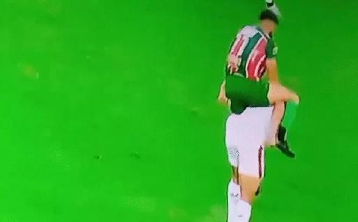 Pha bóng bi hài: Cầu thủ đè đầu cưỡi cổ đối thủ và nhận cái kết đắng-1