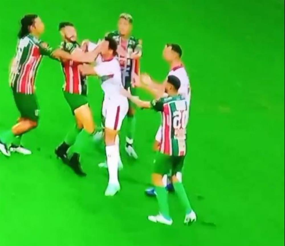 Pha bóng bi hài: Cầu thủ đè đầu cưỡi cổ đối thủ và nhận cái kết đắng-2