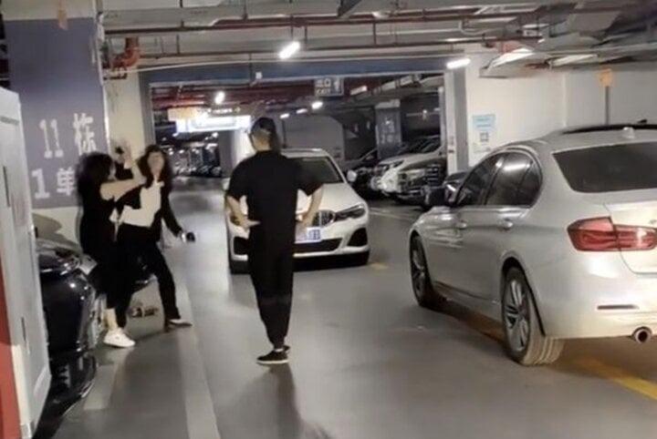 Không chịu can 2 phụ nữ đánh nhau, chàng trai bị chỉ trích dữ dội-1