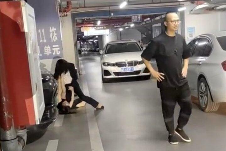 Không chịu can 2 phụ nữ đánh nhau, chàng trai bị chỉ trích dữ dội-2