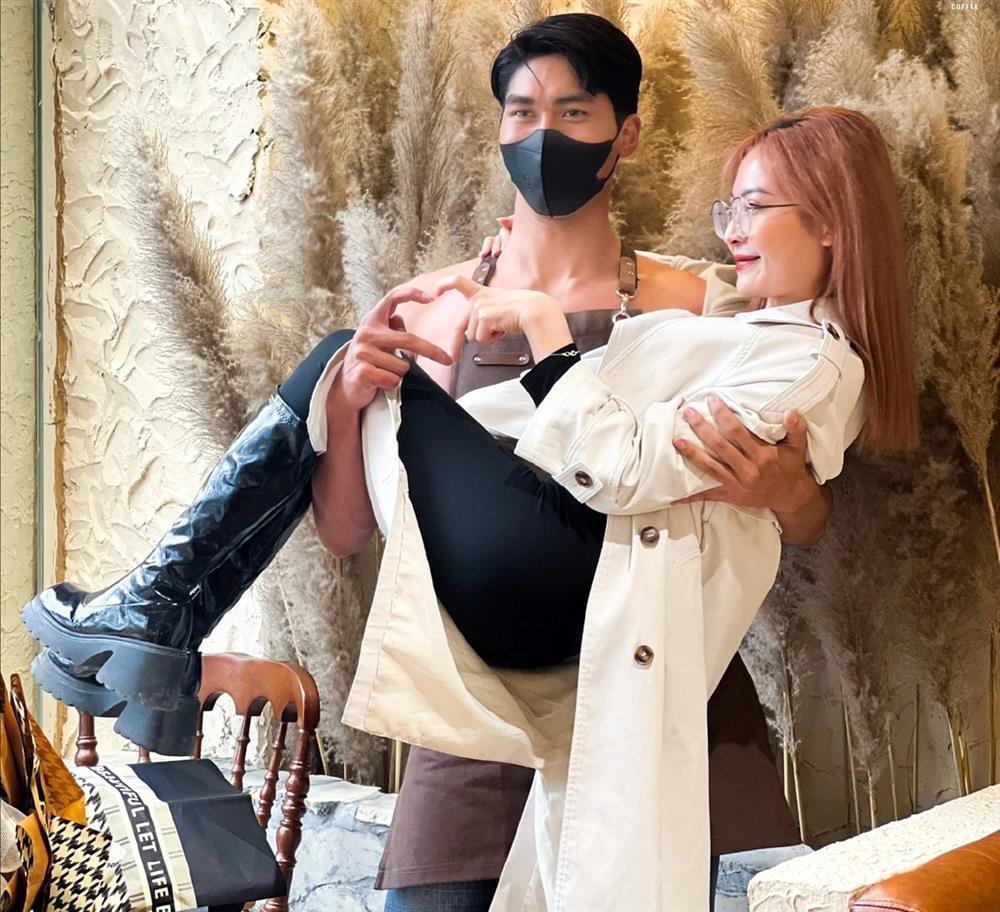 Sự thật về dàn trai đẹp 6 múi cởi trần phục vụ ở quán cà phê Hà Nội-3