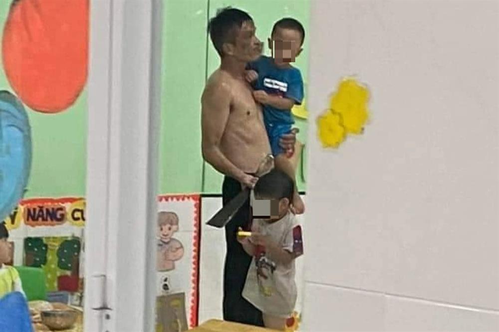 Khởi tố kẻ ngáo đá cầm dao xông vào trường mầm non uy hiếp trẻ-1