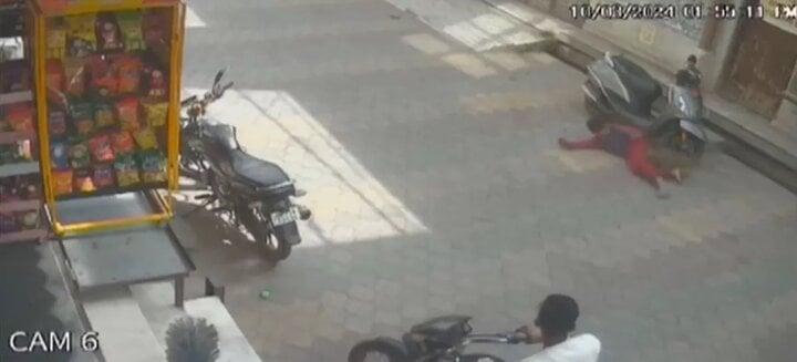 Đứa trẻ bị khỉ tấn công dã man, người qua đường thờ ơ bỏ mặc-1