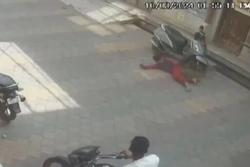 Đứa trẻ bị khỉ tấn công dã man, người qua đường thờ ơ bỏ mặc