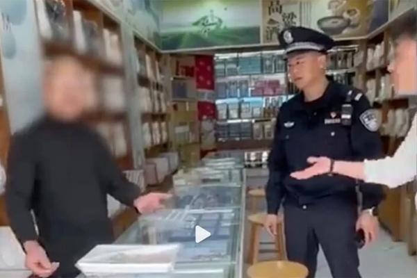 Người bán hàng rong ở hồ Gươm bị tố ăn vạ để đòi tiền du khách-2