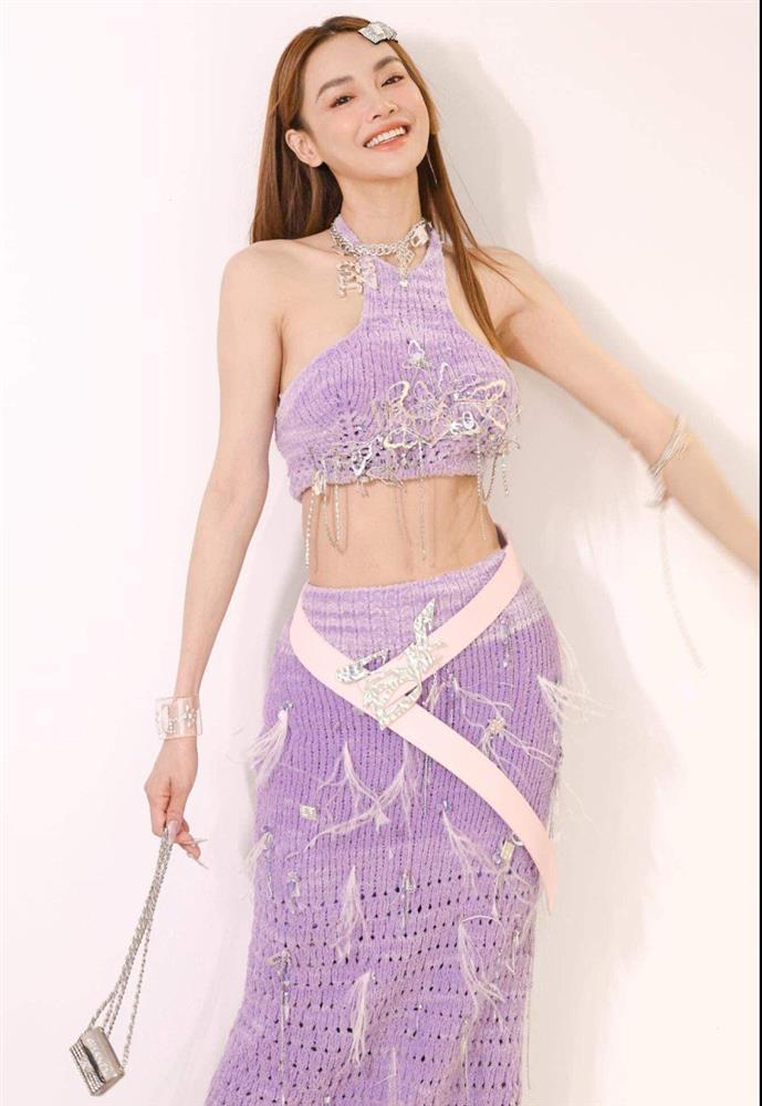 Nhã Phương khoe eo rõ cơ số 11, mang dây nịt lỏng lẻo vì số đo quá nhỏ-2