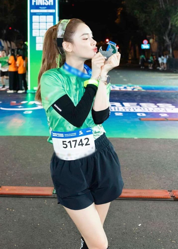 Nhã Phương khoe eo rõ cơ số 11, mang dây nịt lỏng lẻo vì số đo quá nhỏ-5