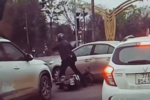 Va chạm giao thông, nam thanh niên lấy mũ bảo hiểm đập vỡ kính ô tô-2