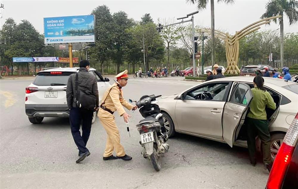 Va chạm giao thông, nam thanh niên lấy mũ bảo hiểm đập vỡ kính ô tô-3