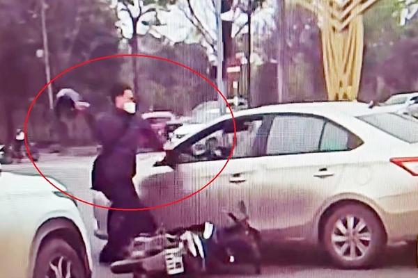 Đình chỉ công tác cán bộ hải quan đập vỡ kính ô tô sau va chạm giao thông-2