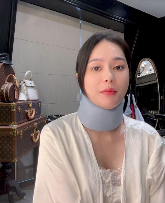 Đoàn Di Băng nẹp cổ, biến dạng đốt sống: Tình trạng cụ thể ra sao?-1