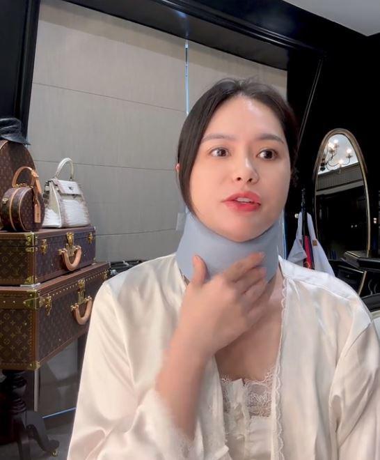 Đoàn Di Băng nẹp cổ, biến dạng đốt sống: Tình trạng cụ thể ra sao?-2