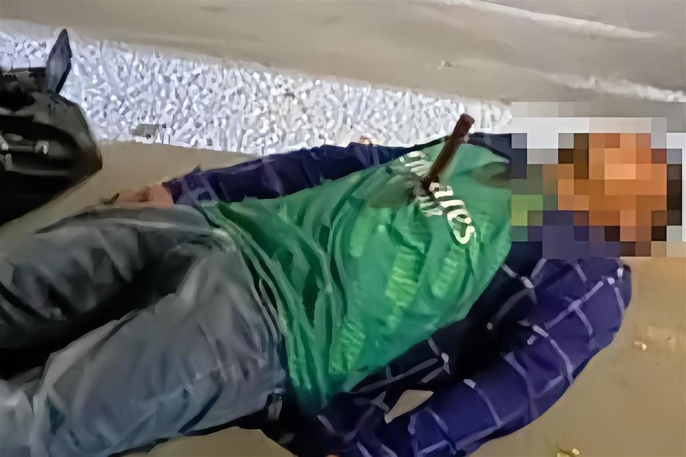 Thanh niên nằm bất động giữa đường, trên ngực có con dao-1