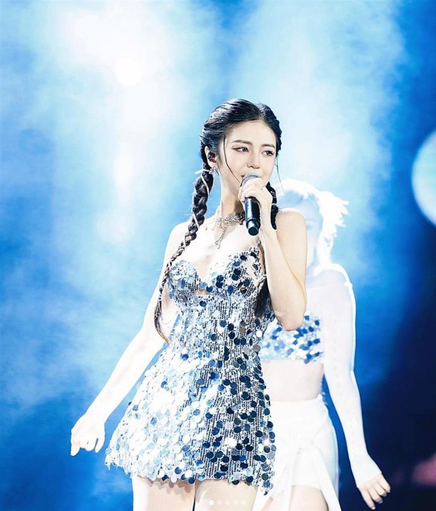 Tình cũ Trịnh Thăng Bình diện váy xuyên thấu lộ body không mỡ thừa như tạc tượng-4