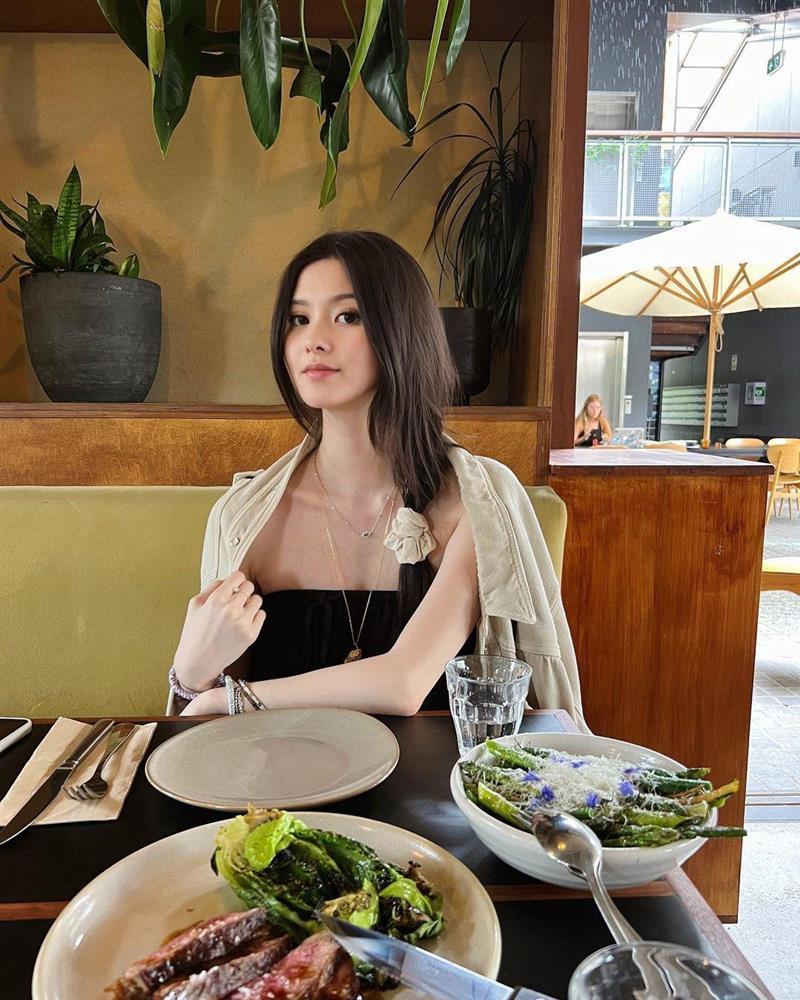 Ái nữ gia tộc tỷ đô ở Trung Quốc ăn 2 bữa/ngày, uống nước khoáng ngày càng đẹp nuột nà-1