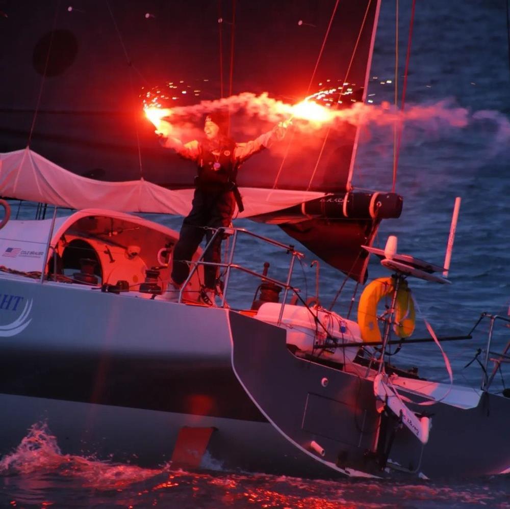 Bất chấp nguy hiểm, cô gái nặng 45kg một mình đi thuyền vòng quanh thế giới-3