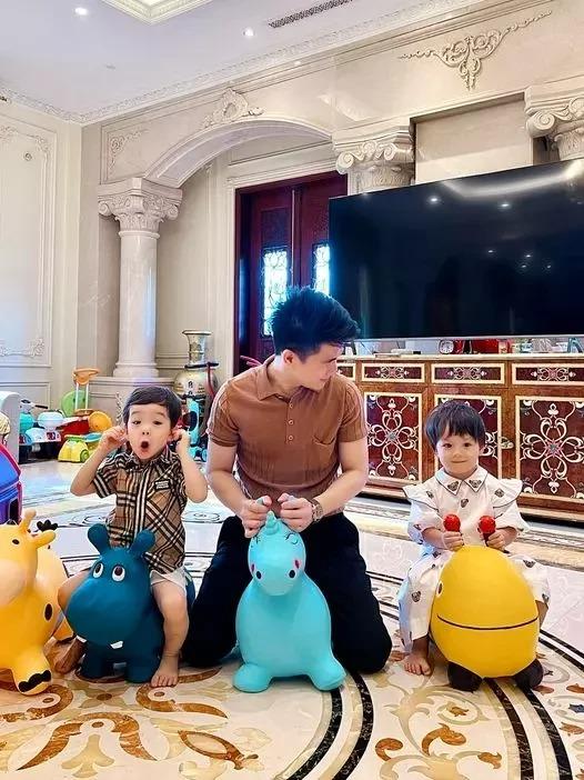 Cuộc sống xa hoa ít ai biết của thiếu gia nghìn tỷ, làm bố đơn thân nhưng danh tính nửa kia vẫn là điều bí ẩn-1