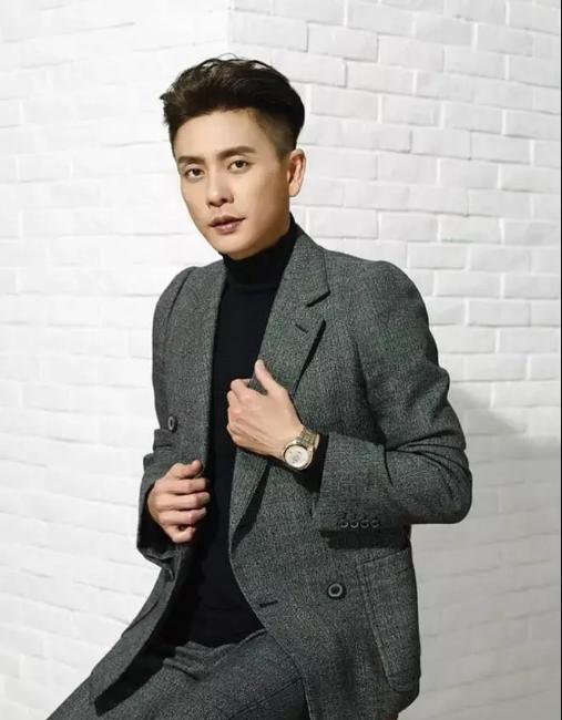 Huỳnh Tông Trạch khiến dân tình choáng váng khi diện đầm đỏ dự họp báo-2