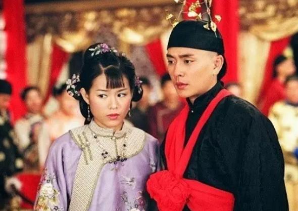 Huỳnh Tông Trạch khiến dân tình choáng váng khi diện đầm đỏ dự họp báo-3