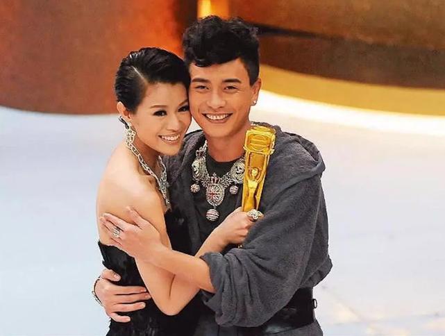 Huỳnh Tông Trạch khiến dân tình choáng váng khi diện đầm đỏ dự họp báo-4