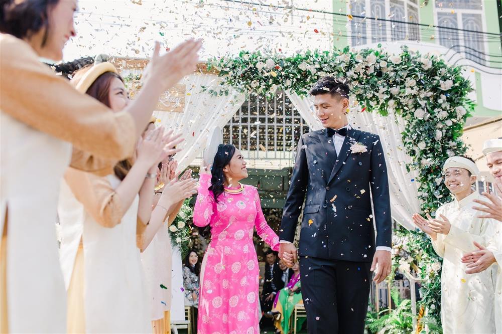 Cuộc sống dở khóc, dở cười của chàng khổng lồ và cô vợ tí hon ở TPHCM-1