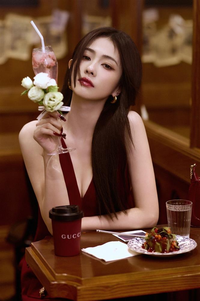 Gây tranh cãi vì mặc đồ hiệu như đồ chợ, Bạch Lộc vẫn ghi điểm vì hành động tinh tế-1