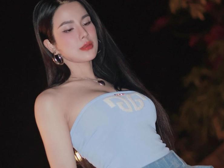 Chưa đến hè, mỹ nhân Việt đã bất phân thắng bại với áo cúp khoe vòng 1 hờ hững-1