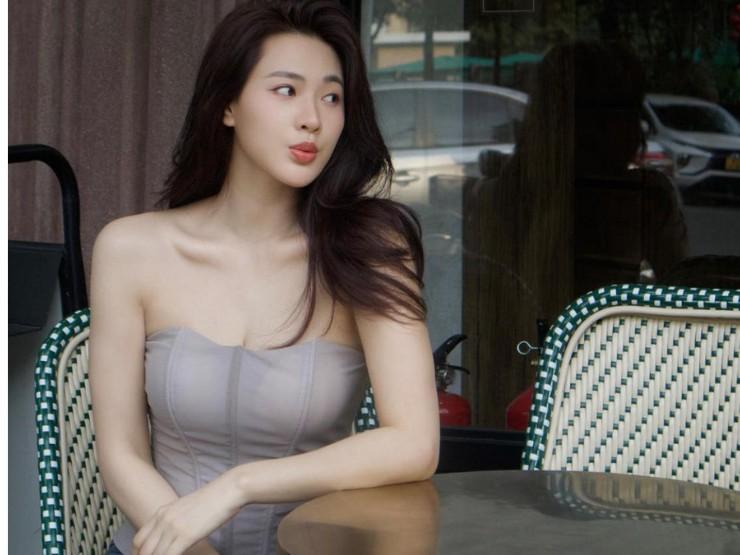 Chưa đến hè, mỹ nhân Việt đã bất phân thắng bại với áo cúp khoe vòng 1 hờ hững-9