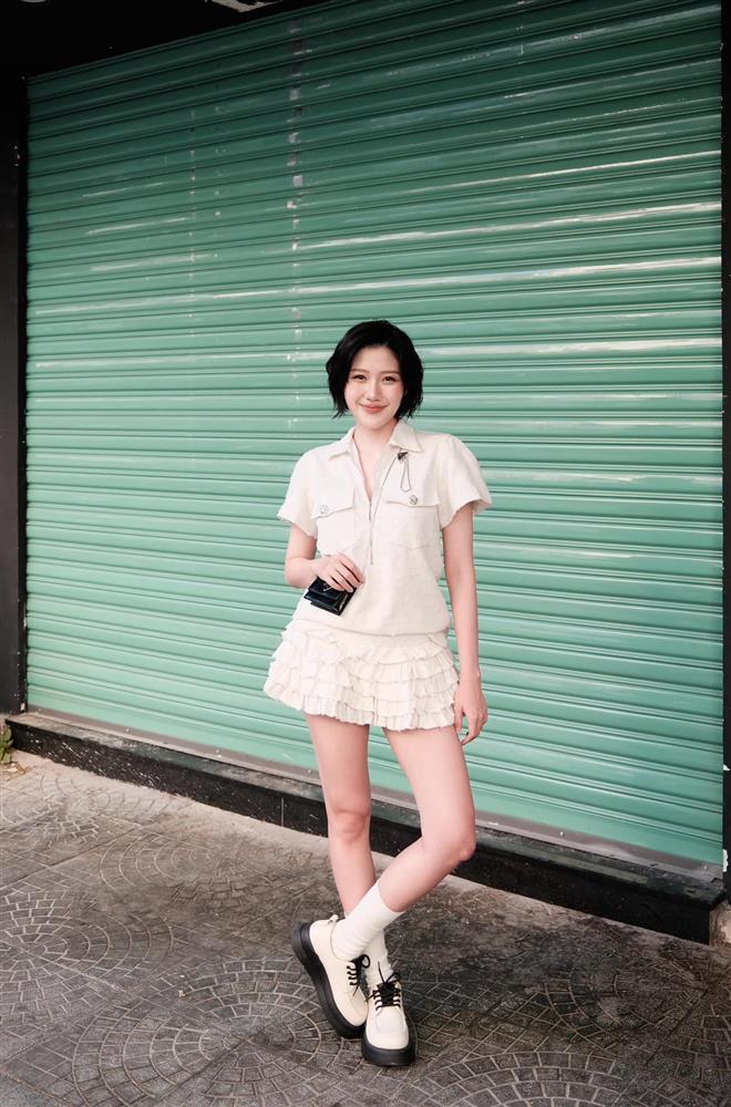 Em gái Trấn Thành nâng cấp phong cách sau khi giảm cân thành công-8