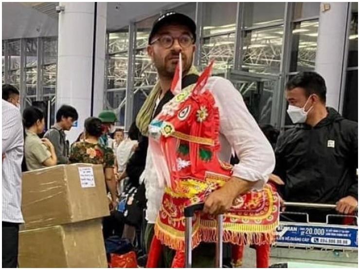 Hai anh Tây đang hot nhất MXH: Mặc áo dài Việt Nam nhưng cái kết lạ lắm!-3