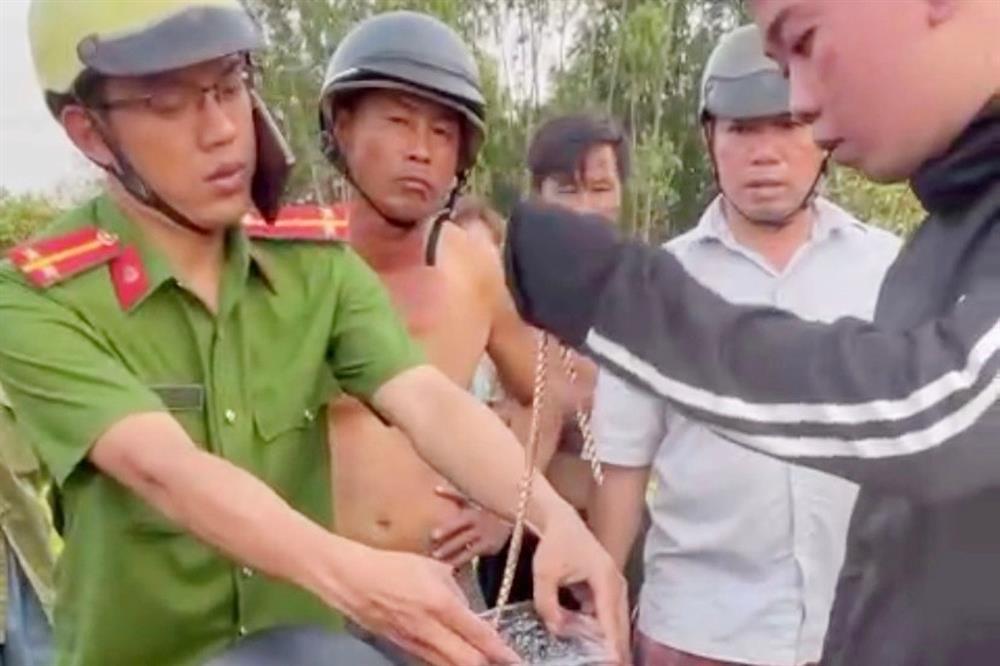 Công an truy đuổi hai thanh niên giật sợi dây chuyền hơn 1 lượng vàng-1