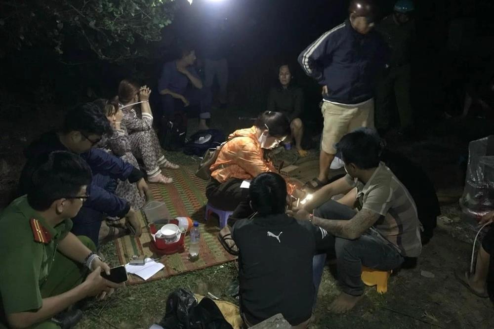 Công an bắt nhóm người ban đêm vào nghĩa trang để đánh bạc-1