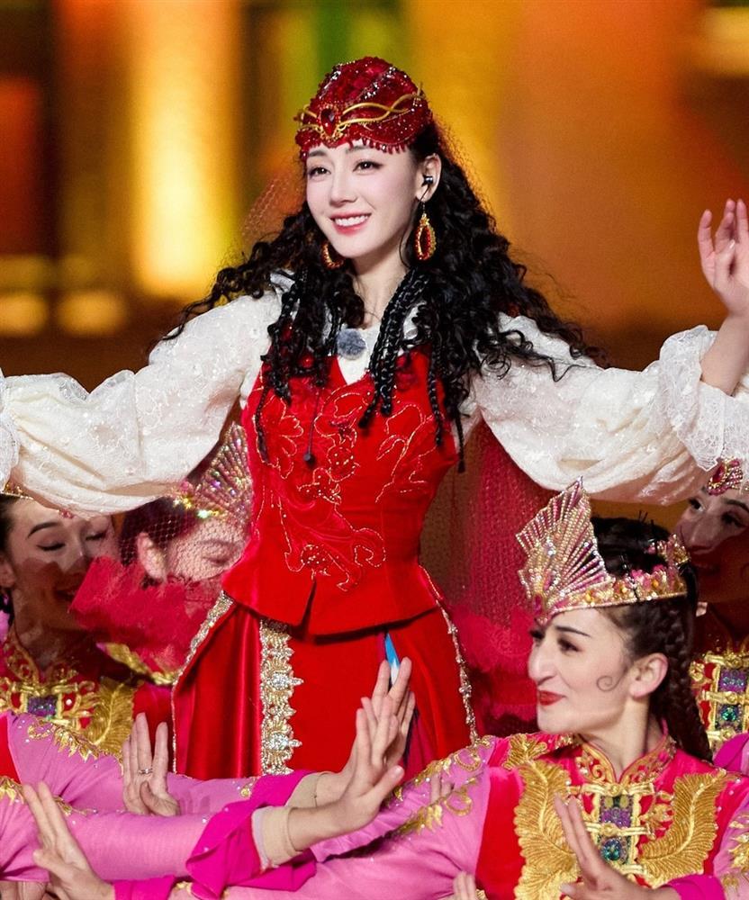 Địch Lệ Nhiệt Ba ngã rạn xương-3