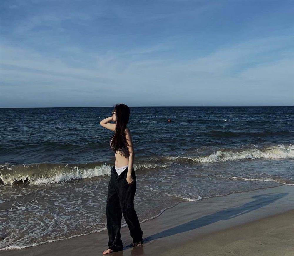 Những set đồ đi biển thể hiện rõ nét đẹp vóc dáng của cựu tuyển thủ U19 Việt Nam-4