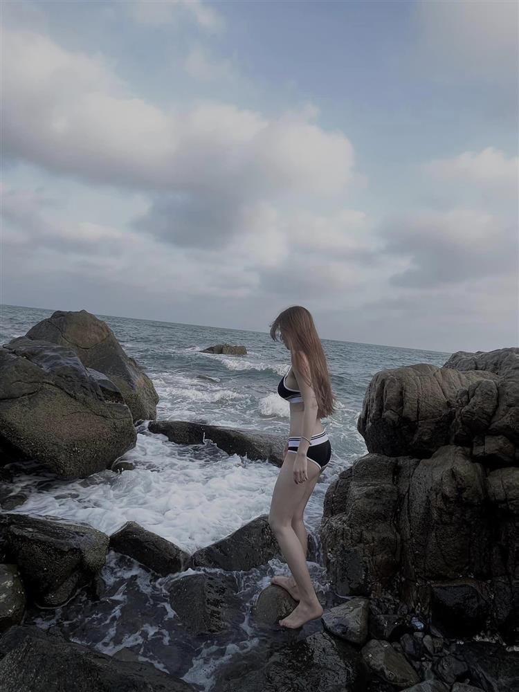 Những set đồ đi biển thể hiện rõ nét đẹp vóc dáng của cựu tuyển thủ U19 Việt Nam-2