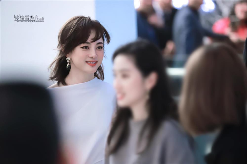 Sau lần bị chê xuống dốc nhan sắc, Tôn Lệ xuất hiện với vẻ rạng rỡ, 1 điểm thay đổi gây chú ý?-1