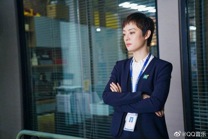 Sau lần bị chê xuống dốc nhan sắc, Tôn Lệ xuất hiện với vẻ rạng rỡ, 1 điểm thay đổi gây chú ý?-4