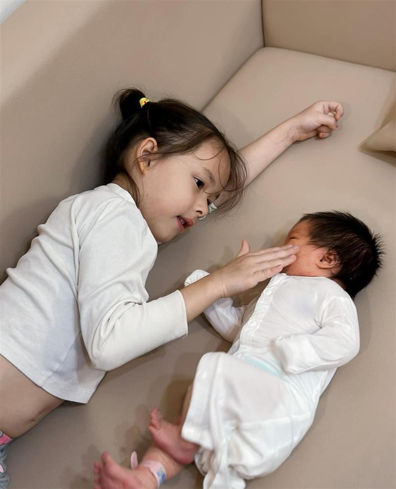 Lan Phương xúc động vì một hành động của ái nữ đầu lòng: Mẹ nhìn Lina tự nhiên thương con trào nước mắt-2