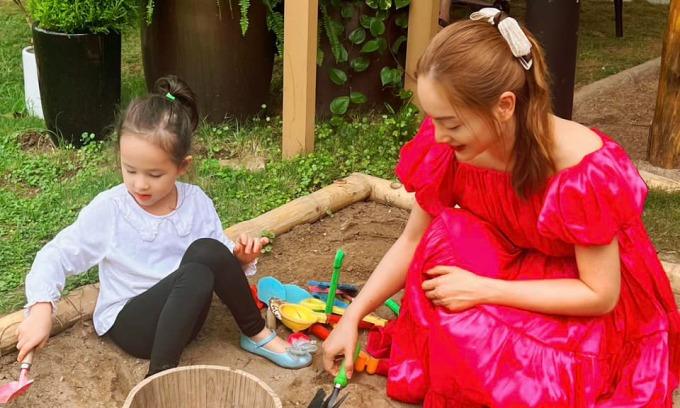 Lan Phương xúc động vì một hành động của ái nữ đầu lòng: Mẹ nhìn Lina tự nhiên thương con trào nước mắt-3