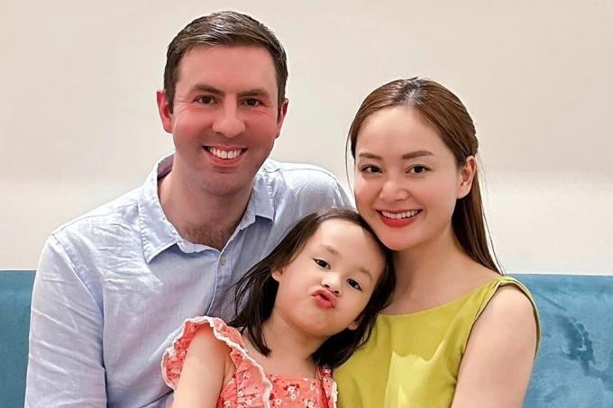 Lan Phương bế con gái 17 ngày tuổi đi máy bay thăm chồng Tây: Mia phá kỉ lục của gia đình mình rồi-6
