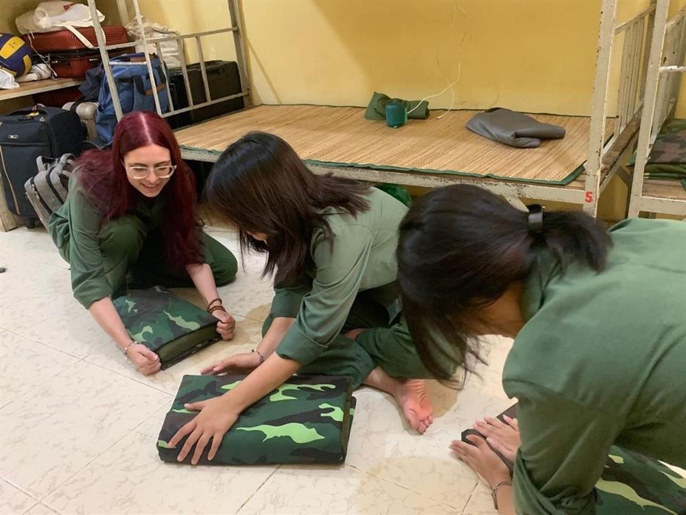 Nữ sinh nước ngoài hút hồn khi mặc quần áo bộ đội, học quốc phòng-2