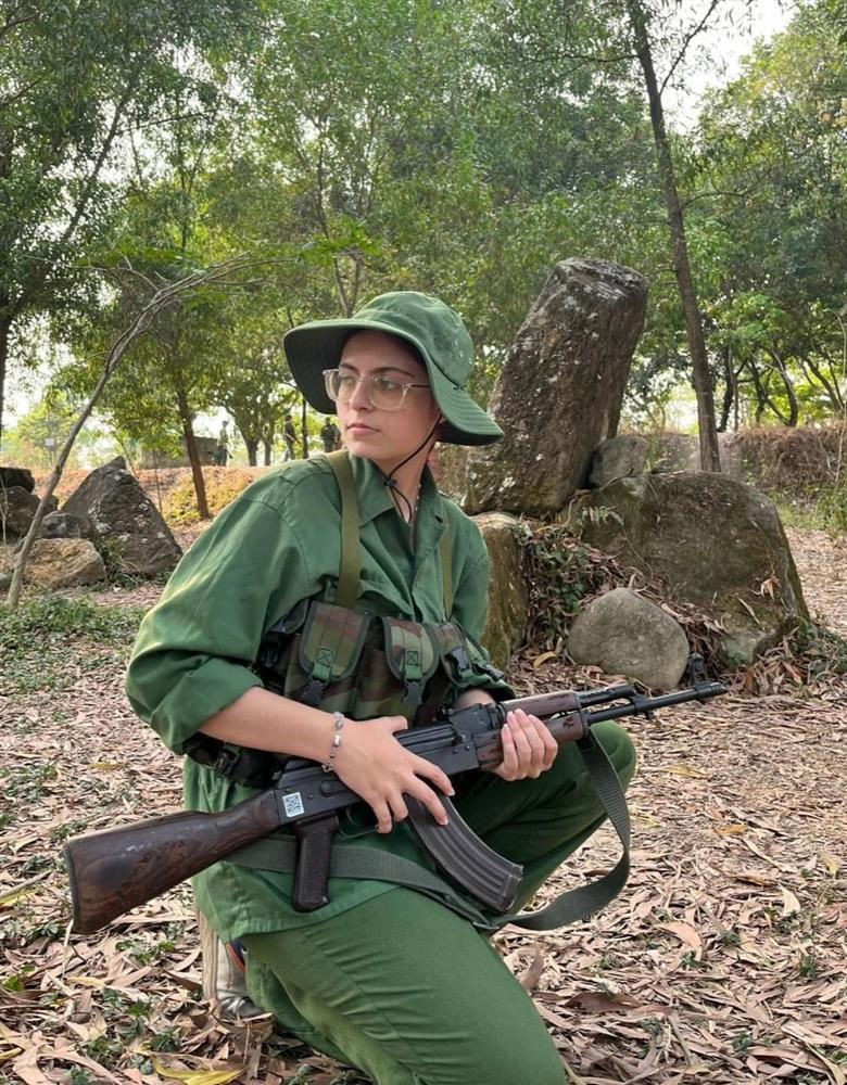 Nữ sinh nước ngoài hút hồn khi mặc quần áo bộ đội, học quốc phòng-3