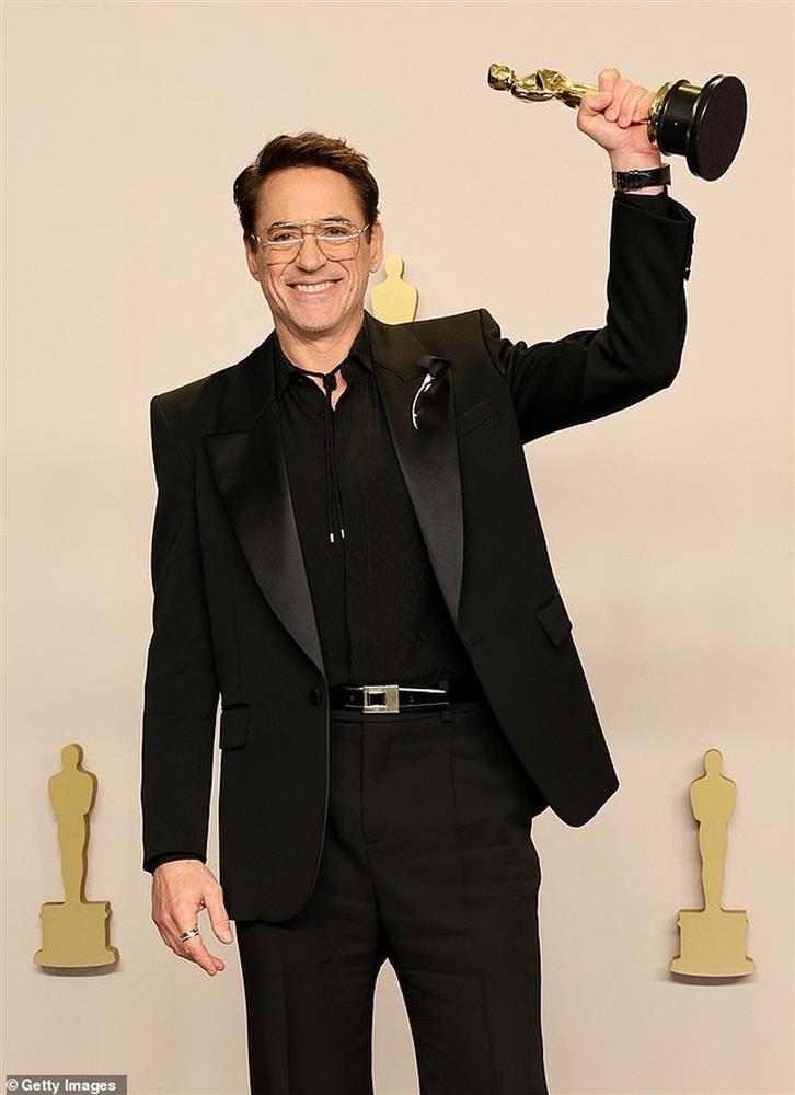 Johnny Depp bị tẽn tò khi chúc mừng Robert Downey Jr. thắng giải Oscar-3