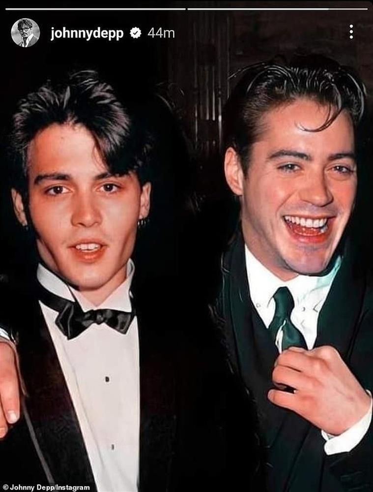 Johnny Depp bị tẽn tò khi chúc mừng Robert Downey Jr. thắng giải Oscar-1
