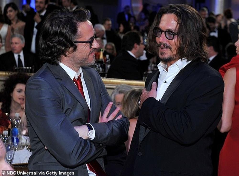 Johnny Depp bị tẽn tò khi chúc mừng Robert Downey Jr. thắng giải Oscar-2